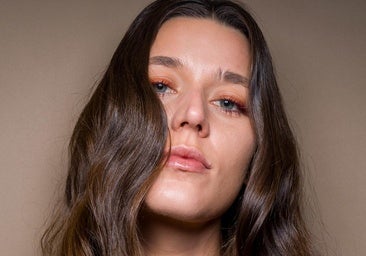 El error que provoca el frizz en verano es el uso de la secadora